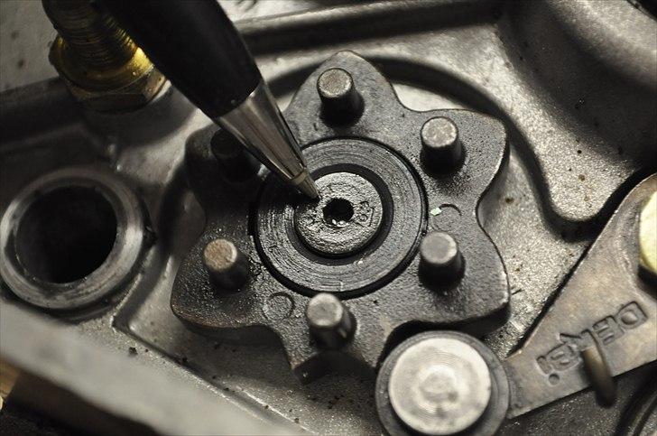 6 trins gearkasse [Derbi Senda] - Den løsnes med en lille umbraco. Lad bolten sidde løst i.  billede 21