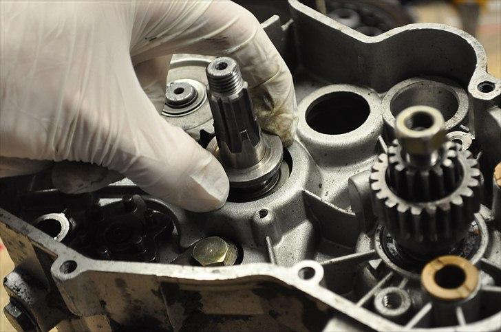 6 trins gearkasse [Derbi Senda] - Pil det lille afstandsstykke af gear-koblings-akslen. billede 22