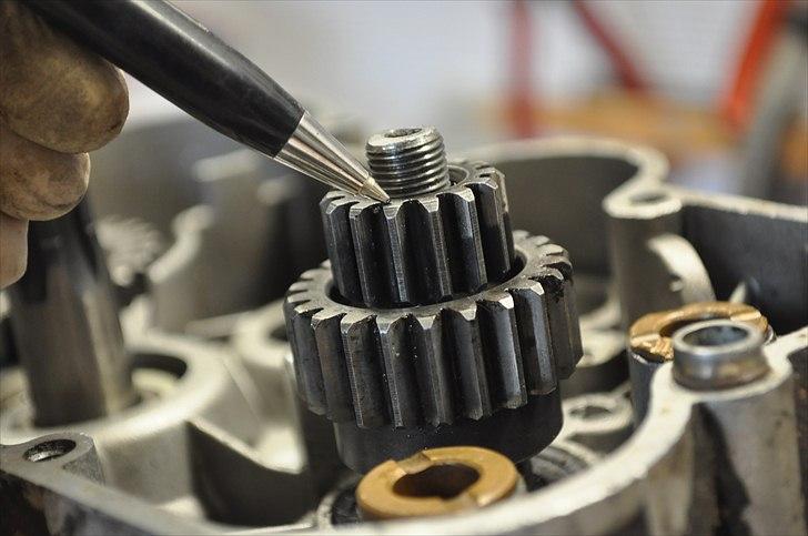 6 trins gearkasse [Derbi Senda] - De 2 udpegede tandhjul skal af, de kan godt sidde meget stramt. En aftrækker kan være nødvendig. billede 24