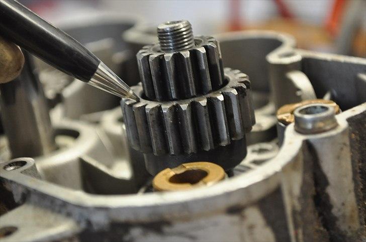 6 trins gearkasse [Derbi Senda] - De 2 udpegede tandhjul skal af, de kan godt sidde meget stramt. En aftrækker kan være nødvendig. billede 25