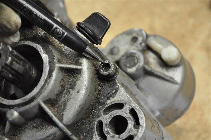 6 trins gearkasse [Derbi Senda] - Løsn boltene rundt der holder midter- og venstre del af blokken sammen. billede 26