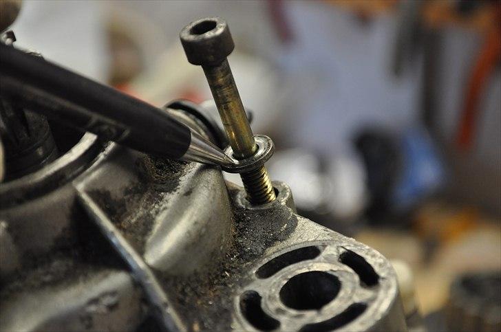 6 trins gearkasse [Derbi Senda] - Husk der sidder en skive ved hver bolt. billede 27