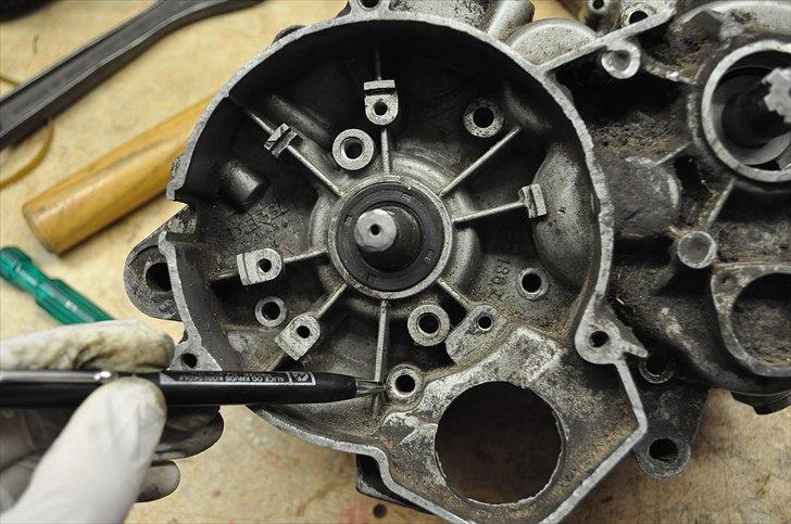 6 trins gearkasse [Derbi Senda] - Der sidder op mod 11 bolte rundt. Nogle er under tændingen (Ja! - krumtappen er død!) billede 28
