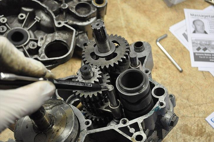 6 trins gearkasse [Derbi Senda] - Det er så gearkassen. En 4 trins har ikke den aksel og skiftearm der er udpeget. Den mangler selvfølgelig også 2 tandhjul, i forhold til en 6 trins gearkasse.
Herefter skal du være meget opmærksom. billede 31