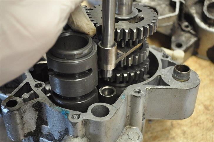 6 trins gearkasse [Derbi Senda] - Billede 32-33 igen. Her skal akslen sidde.
Gør det samme med den anden aksel der sidder.  billede 34