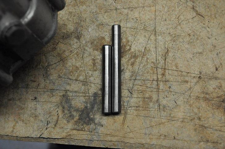 6 trins gearkasse [Derbi Senda] - Bemærk forskellen på længden af de 2. Tykkelsen er den samme.
Den længste skal sidde der hvor de 2 skifte arme sidder. billede 35