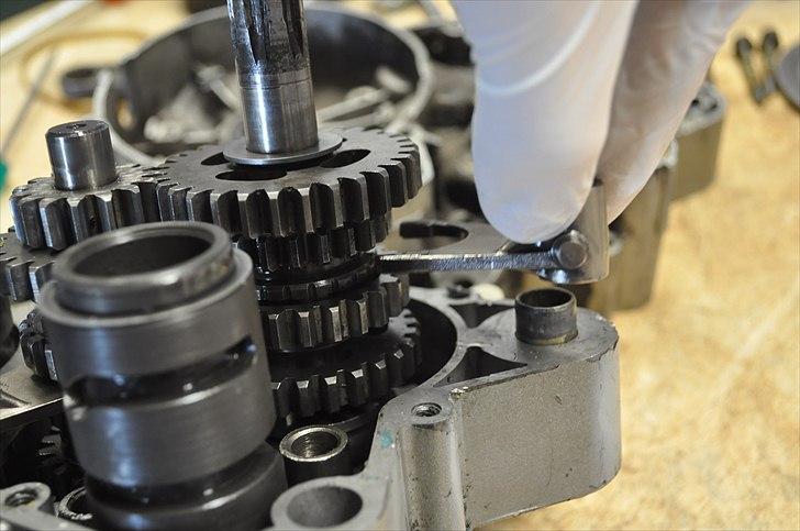 6 trins gearkasse [Derbi Senda] - Afmonter den øverste arm. billede 36