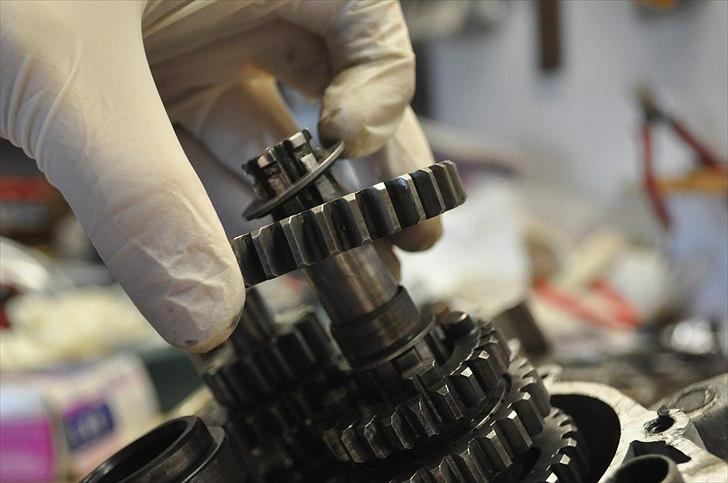 6 trins gearkasse [Derbi Senda] - Afmonter det øverste store tandhjul + afstandsstykke som vist. billede 38