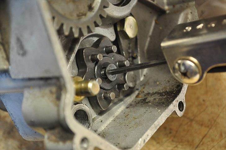 6 trins gearkasse [Derbi Senda] - Vend blokken og fjern skruen. billede 40