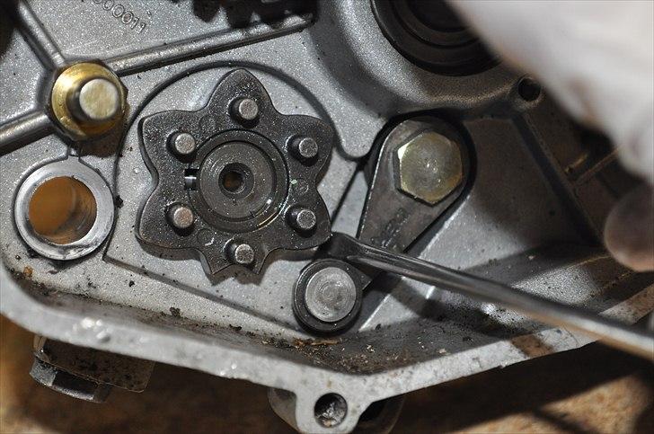 6 trins gearkasse [Derbi Senda] - Vip armen til sidde og pil skiftehjulet af. billede 42