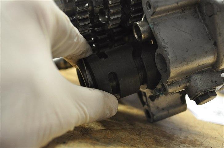 6 trins gearkasse [Derbi Senda] - Vil den ikke af:
Vend blokken og hiv skiftetromlen af, så falder den ud på den anden side. billede 43