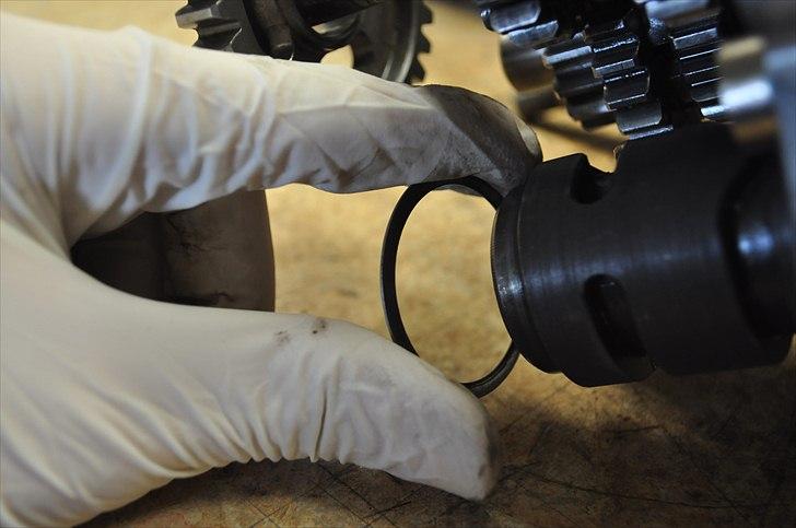 6 trins gearkasse [Derbi Senda] - Der sidder en lille ring i enden af skiftetromlen, på gearkasse-siden. billede 44