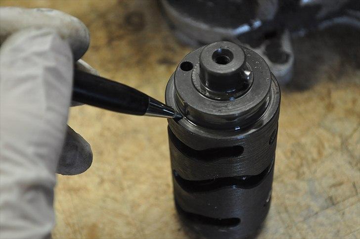 6 trins gearkasse [Derbi Senda] - Der sidder endnu en skive på indvendig side af tromlen. (udpeget: der skal den sidde. Den kan vælge at blive siddende i blokken) billede 46