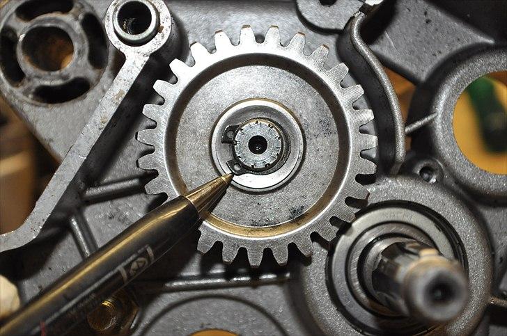 6 trins gearkasse [Derbi Senda] - Vend blokken og tag den udpegede låsering af. billede 51