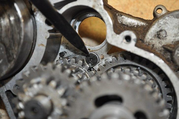 6 trins gearkasse [Derbi Senda] - Vend blokken igen og løsen de 2 skruer og fjern pladen. billede 55