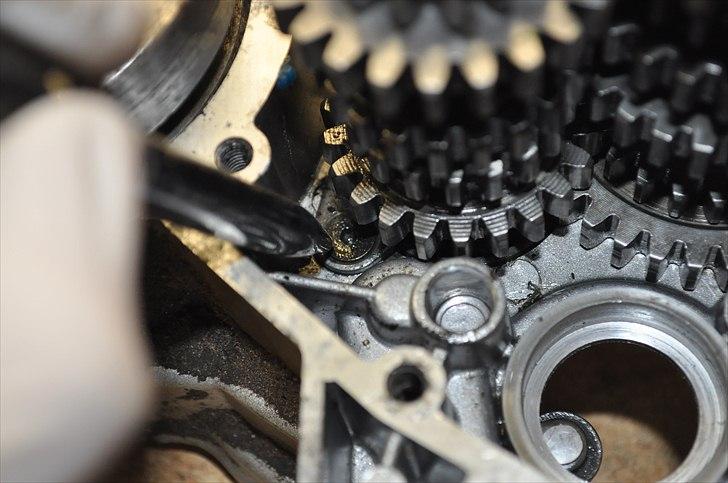 6 trins gearkasse [Derbi Senda] - Vend blokken igen og løsen de 2 skruer og fjern pladen. billede 56