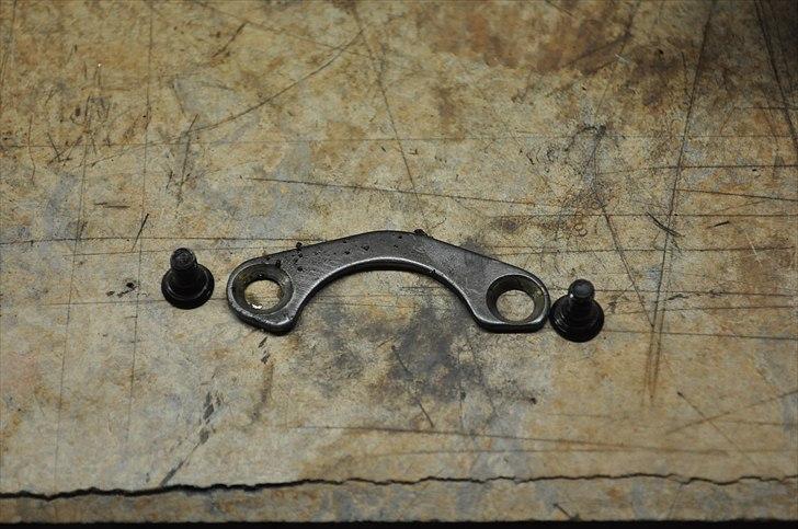 6 trins gearkasse [Derbi Senda] - Låsepladen og de 2 skruer. billede 57