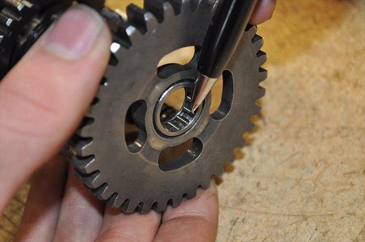 6 trins gearkasse [Derbi Senda] - Tjek lejet der sidder inden i tandhjulet. billede 63