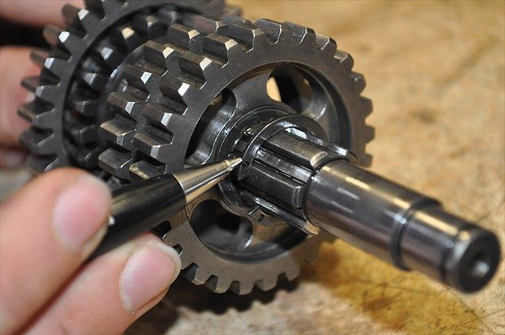 6 trins gearkasse [Derbi Senda] - Her var fejlen i min gearkasse. Denne låsering havde rykket sig, hvilket gjorde tandhjulet kunne bevæge sig og blokere gearkassen. billede 67