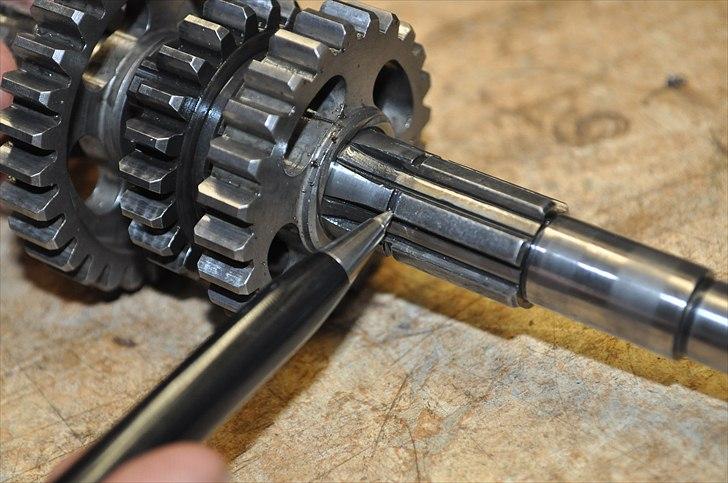 6 trins gearkasse [Derbi Senda] - Her er hakket låseringen (66) skal sidde i. billede 70