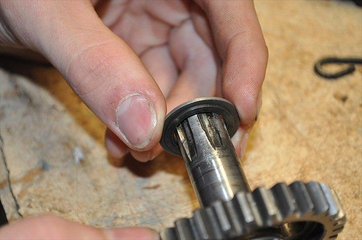 6 trins gearkasse [Derbi Senda] - Afmonter skiverne den anden vej ud. (De 2 sidder sammen på billedes, men kan tages fra hinanden.) billede 73