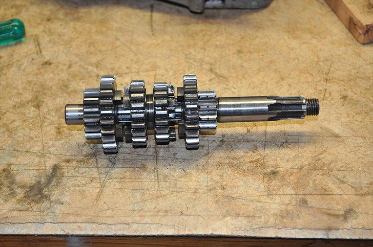 6 trins gearkasse [Derbi Senda] - Primær akslen. Tandhjulene er låst, så der er ikke så meget at holde styr på. billede 79