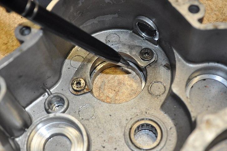 6 trins gearkasse [Derbi Senda] - Her skulle der sidde et leje, som også skulle tjekkes.
Monter gearkassen nu. Når du kommer til at samle koblingen, gå da videre i denne guide. billede 84