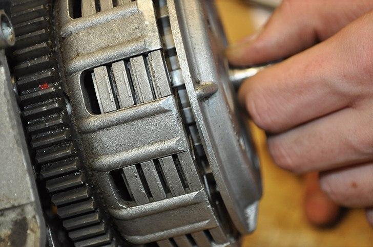 6 trins gearkasse [Derbi Senda] - Den tidligere omtalte fejl man kan lave, koblingsklokkens top der sidder forkert.  billede 85