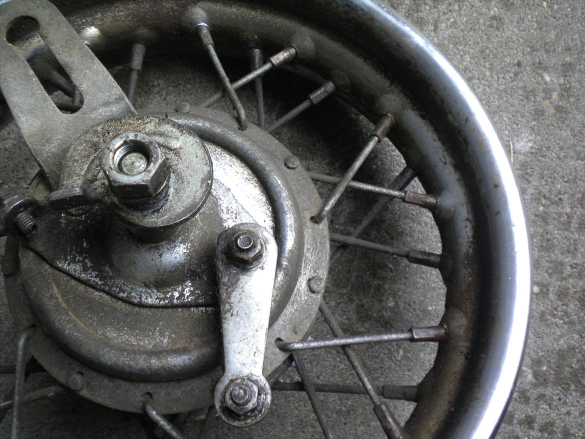 Renovering af Garelli Katia - Medens den var ved maler, kunne jeg jo meget passende renover hjul og hvad der ellers måtte værer. billede 18