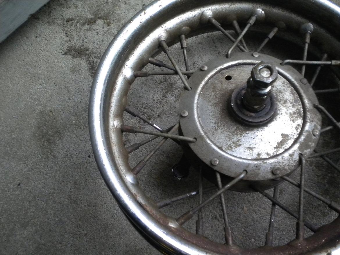 Renovering af Garelli Katia - Medens den var ved maler, kunne jeg jo meget passende renover hjul og hvad der ellers måtte værer. billede 22