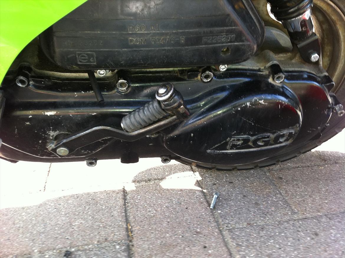 Fjerne skive/Fjerne begrænsning Hot 50 og skift ruller/ rulle skift Hot 50 - Så er alt som da vi startede, udover at skiven er fjernet, og der er skiftet ruller.
Håber i kan bruge denne guide, hvis i ikke lige ved hvordan man gør. :)
Ps det kan være en god ide at smøre skruerne ind i kobberfedt, inden man putter dem i så er det meget nemme at få dem af næste gang. billede 29