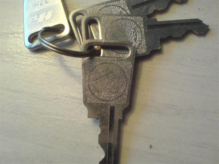 Honda CD 50 Fra start til slut - Et par nøgler læg mærke til at de har vinger :) billede 77