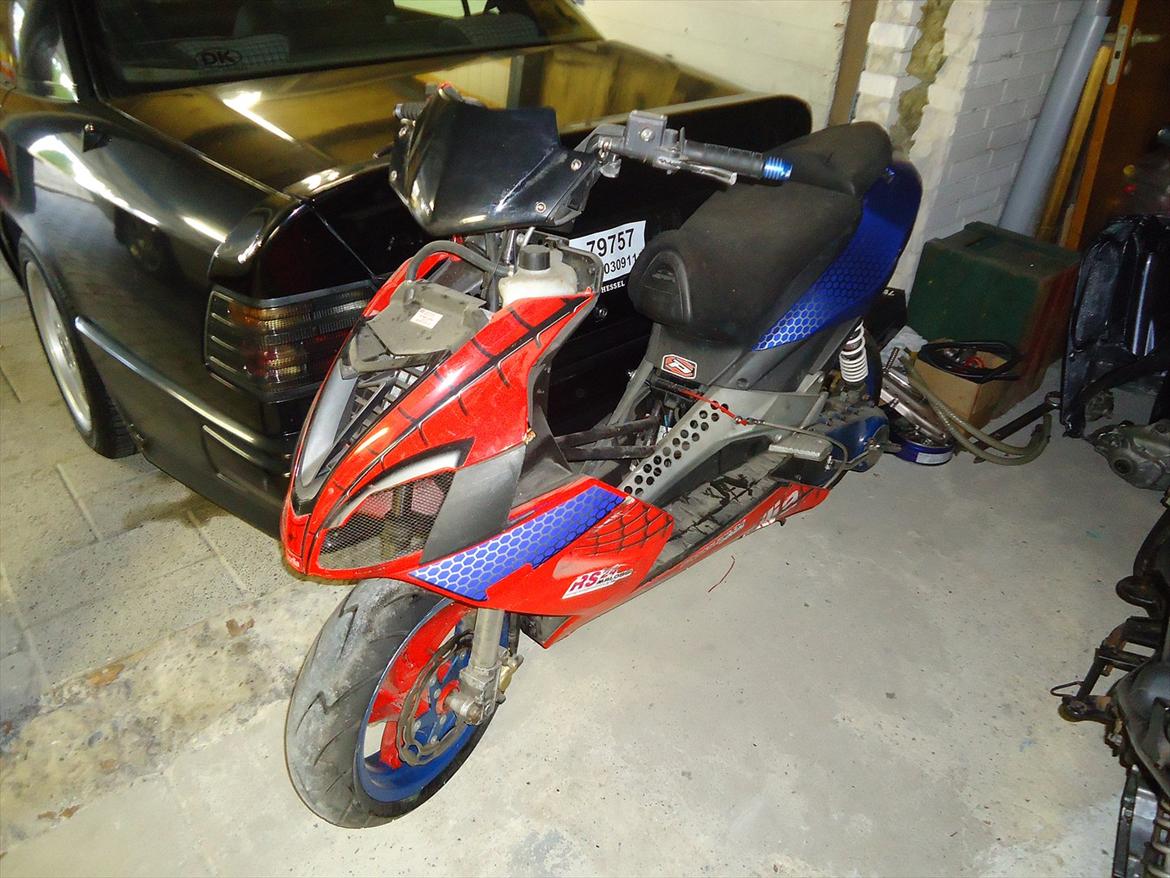 Aprilia SR50 R Factory - Spiderman Edition - Den dag jeg fik den hjem, MEGET støvet! billede 1