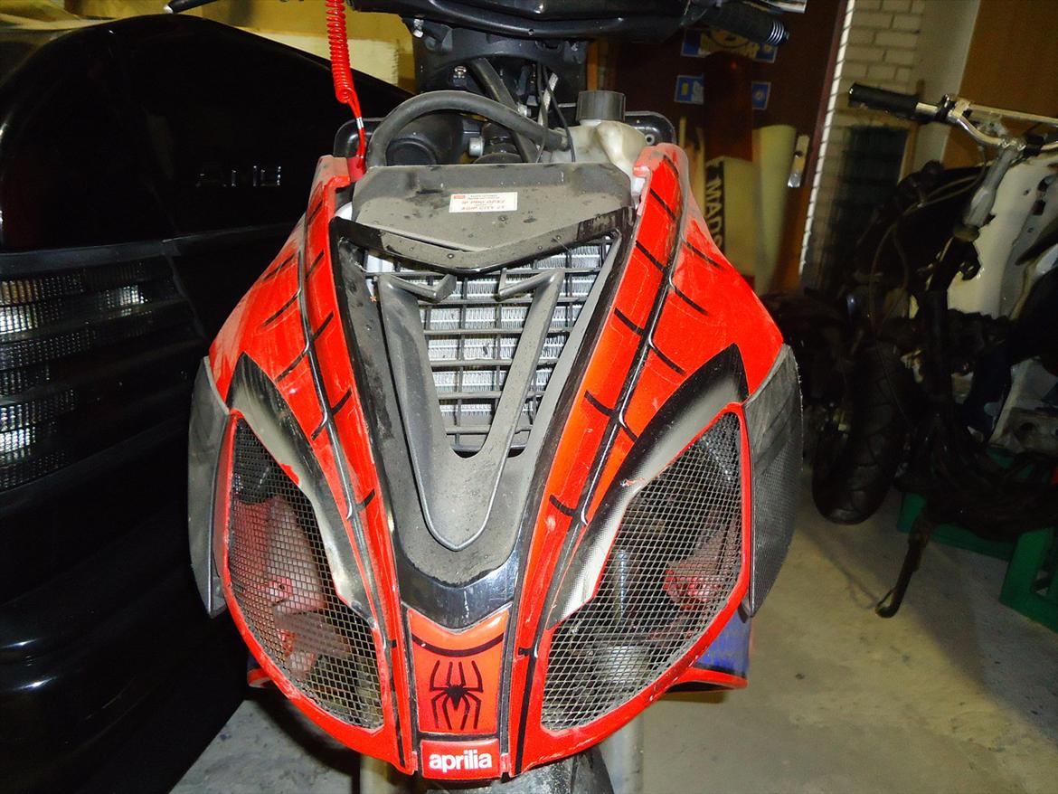 Aprilia SR50 R Factory - Spiderman Edition - Mangler frontskjold. billede 2