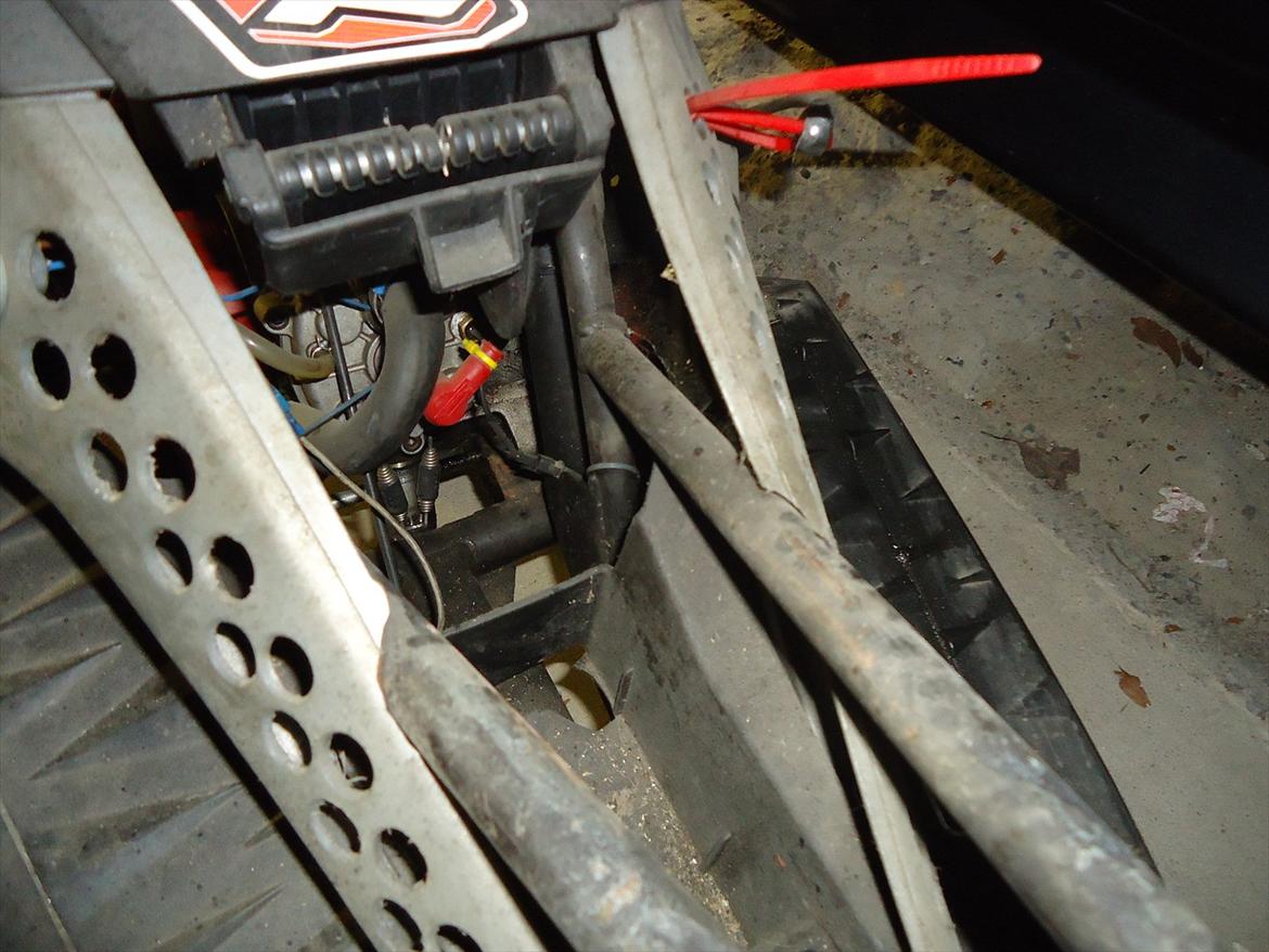 Aprilia SR50 R Factory - Spiderman Edition - Stelforstærkning og bremseslange til bag. billede 12