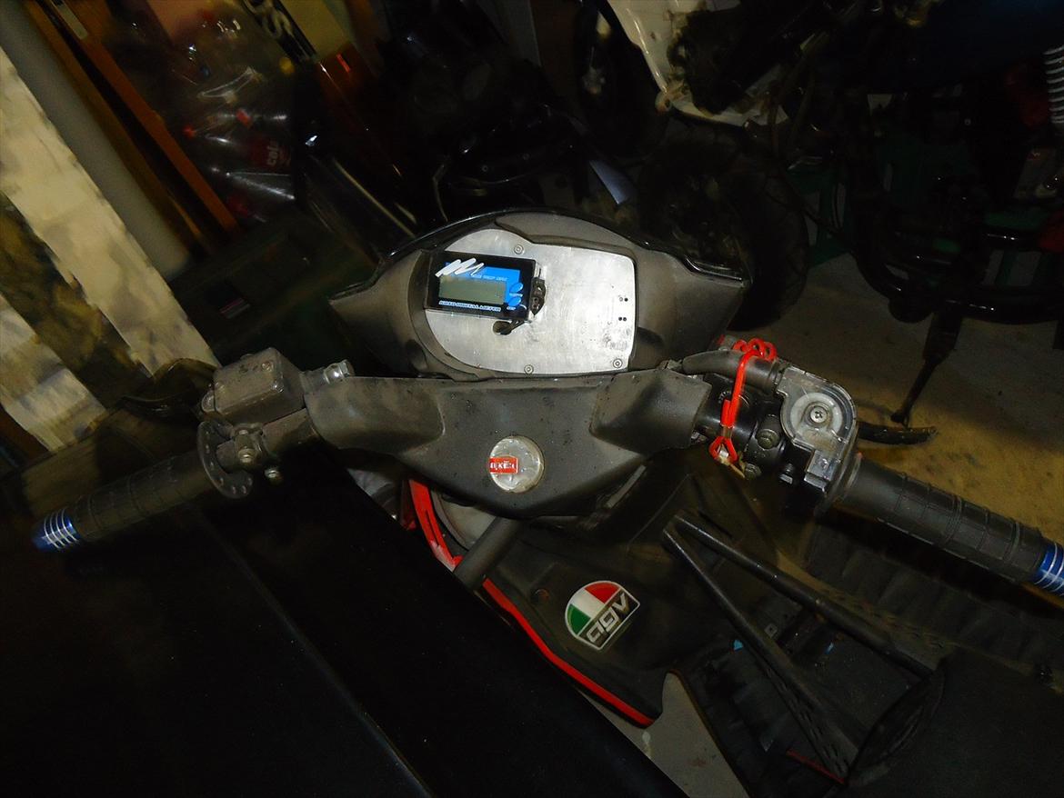 Aprilia SR50 R Factory - Spiderman Edition - Koso multimeter på en alu-plade. billede 13