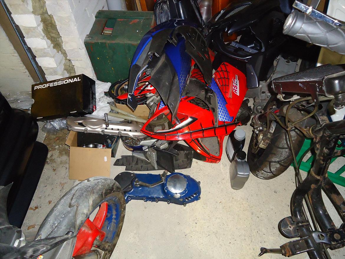 Aprilia SR50 R Factory - Spiderman Edition - Alle skjoldene plus lidt andet. billede 18