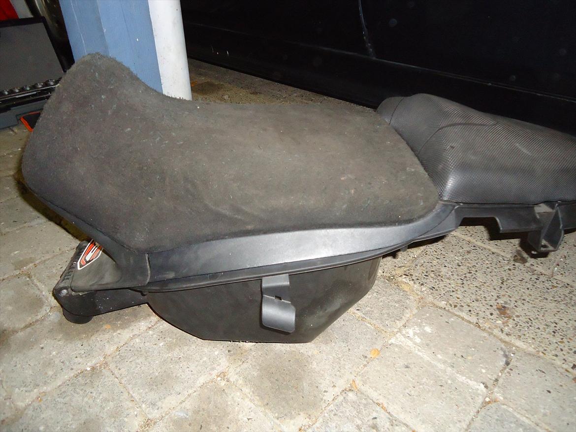 Aprilia SR50 R Factory - Spiderman Edition - Nedsænket ruskindssæde! billede 19