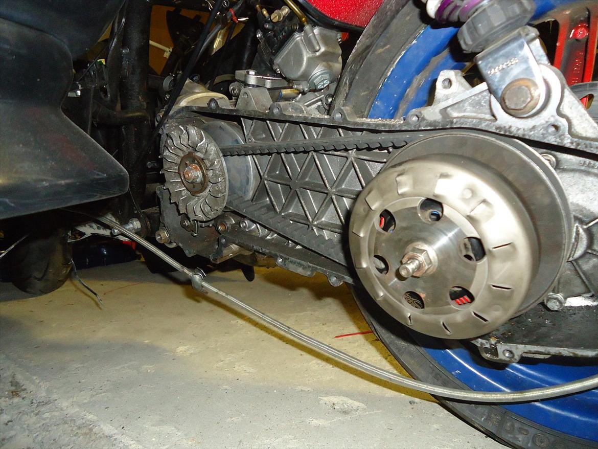 Aprilia SR50 R Factory - Spiderman Edition - Motoren indeni. billede 20