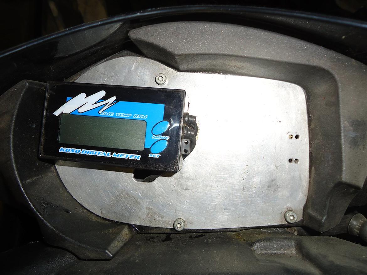 Aprilia SR50 R Factory - Spiderman Edition - Koso multimeter tæt på. billede 27