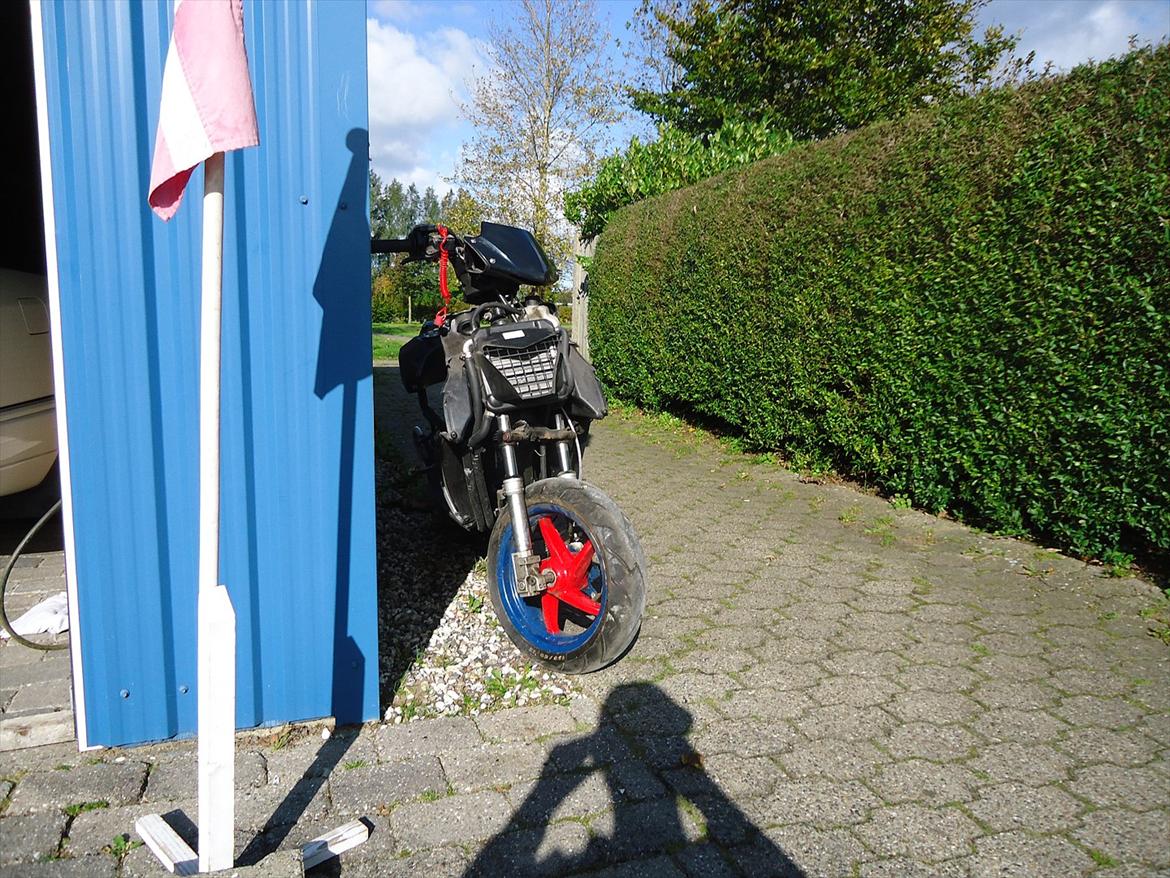 Aprilia SR50 R Factory - Spiderman Edition - Udenfor efter let afpudsning. billede 28