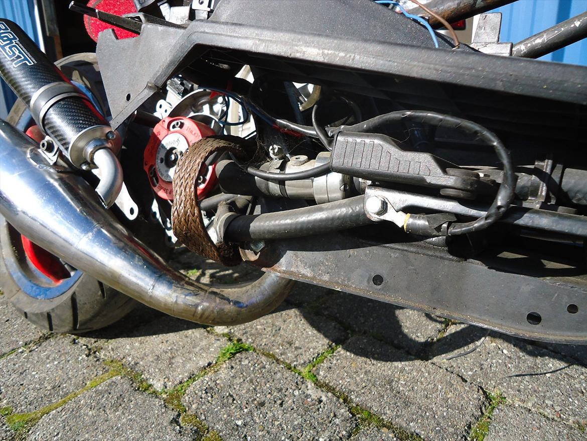 Aprilia SR50 R Factory - Spiderman Edition - Stel/motor forbindelse og cdi. billede 33