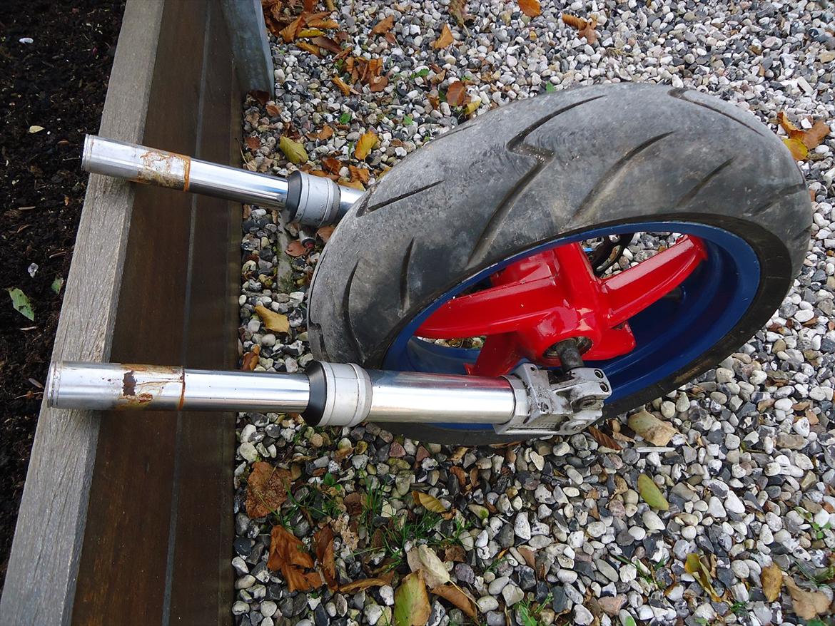 Aprilia SR50 R Factory - Spiderman Edition - Ved at hæve forgaflen igen. billede 34