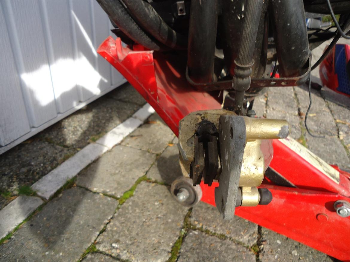 Aprilia SR50 R Factory - Spiderman Edition - Ved at hæve forgaflen igen. billede 35