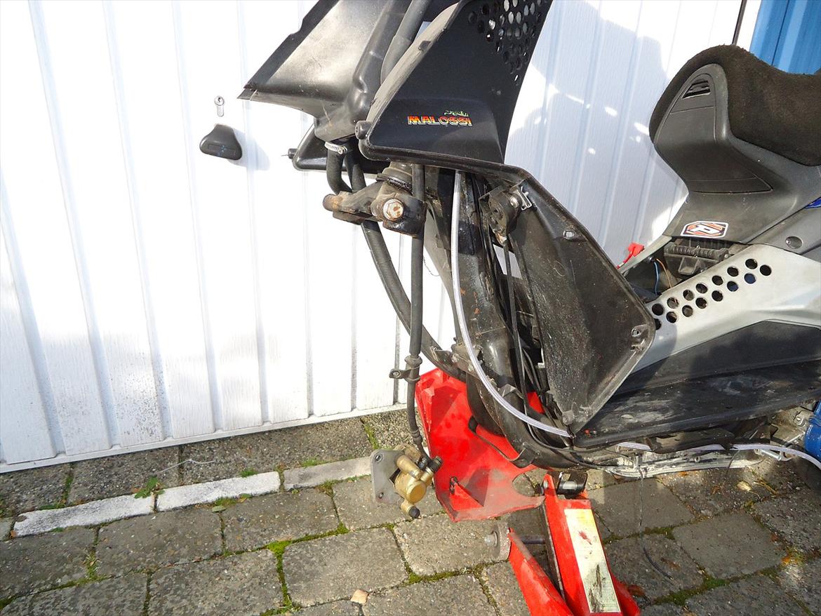 Aprilia SR50 R Factory - Spiderman Edition - Ved at hæve forgaflen igen. billede 36