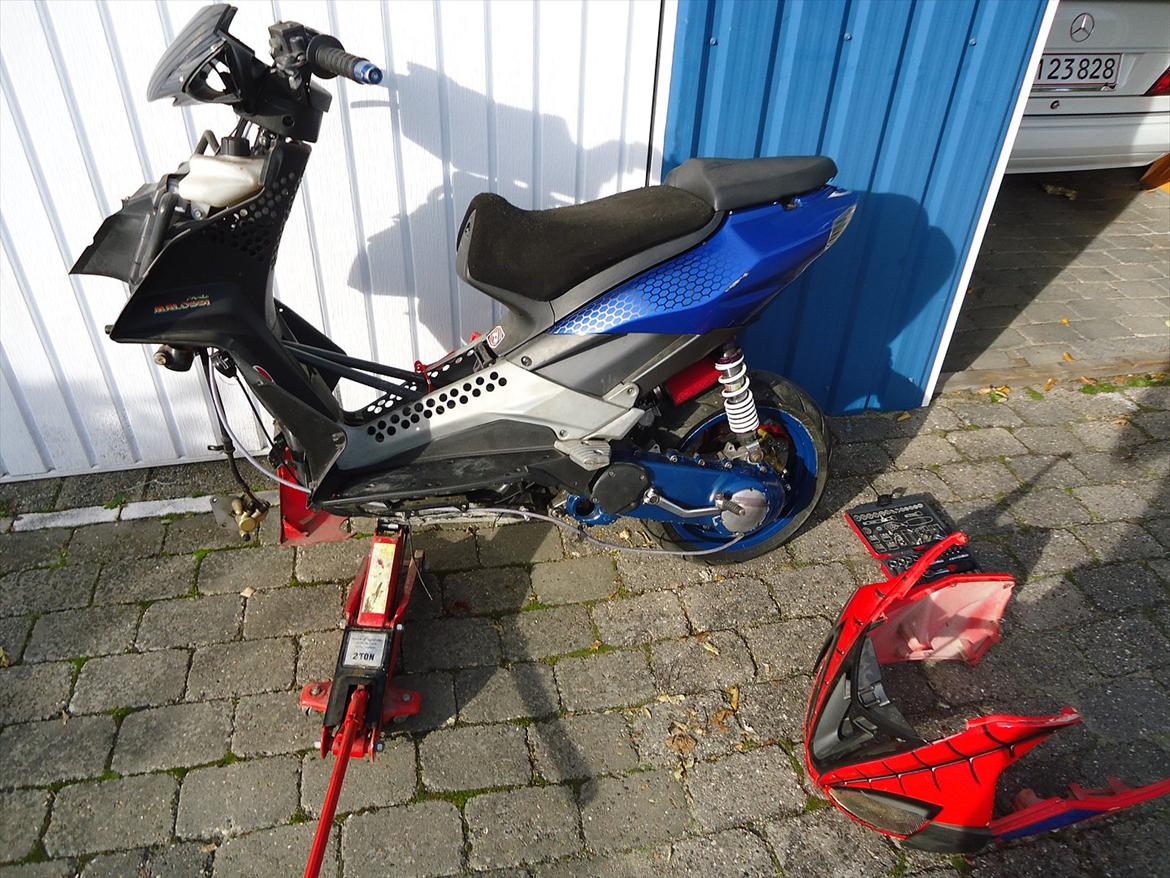 Aprilia SR50 R Factory - Spiderman Edition - Ved at hæve forgaflen igen. billede 37