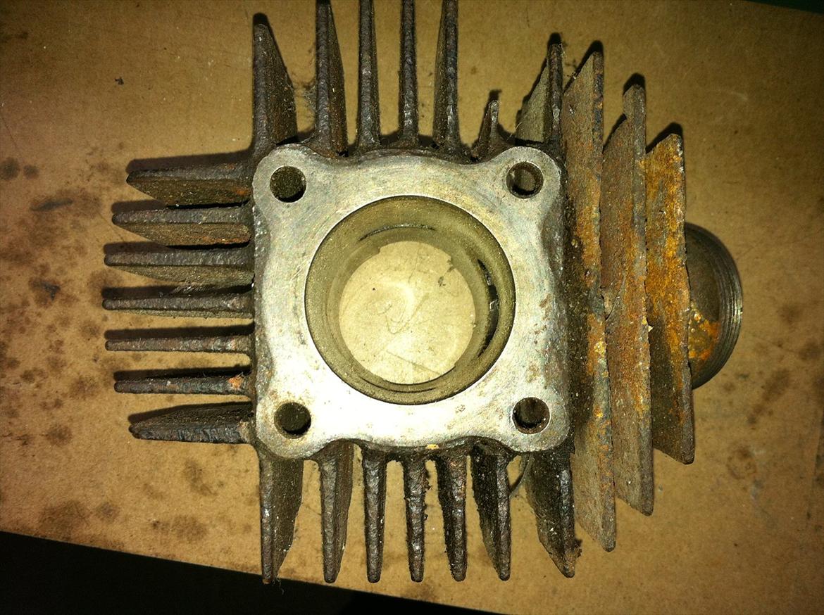 masser af reservedele til Yamaha FS1 fra mit projekt - den originale cylle
Lidt rusten og beskidt, men kan vel fikses :) kunne godt trænge til en ophoning billede 1