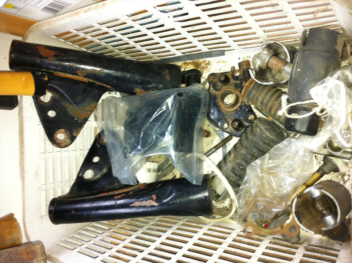 masser af reservedele til Yamaha FS1 fra mit projekt - mixed junk #2

bl.a. 2 gamle bøjede lygteholdere og en 16mm indsugningsplade billede 10