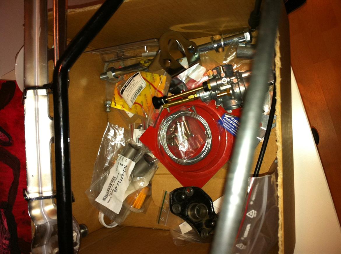 masser af reservedele til Yamaha FS1 fra mit projekt - mixed junk # 3

bl.a. Mikuni kabu 16mm
16 mm indsugning
gaskabel
reparationskit til kabel billede 16