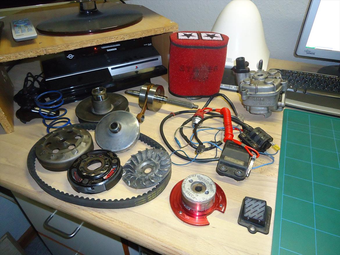 Aprilia SR50 R Factory - Spiderman Edition - Det meste af motoren tørret af og sat ind. billede 75